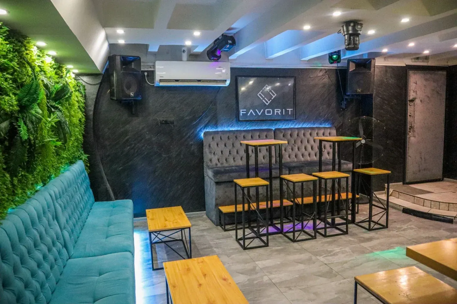 Šank i barske stolice sa logom Favorit – Klub Favorit, Svetogorska 18, Beograd Gde slaviti 12. rođendan – Klub Favorit: šank i barske stolice sa logom Favorit, fotografija 2