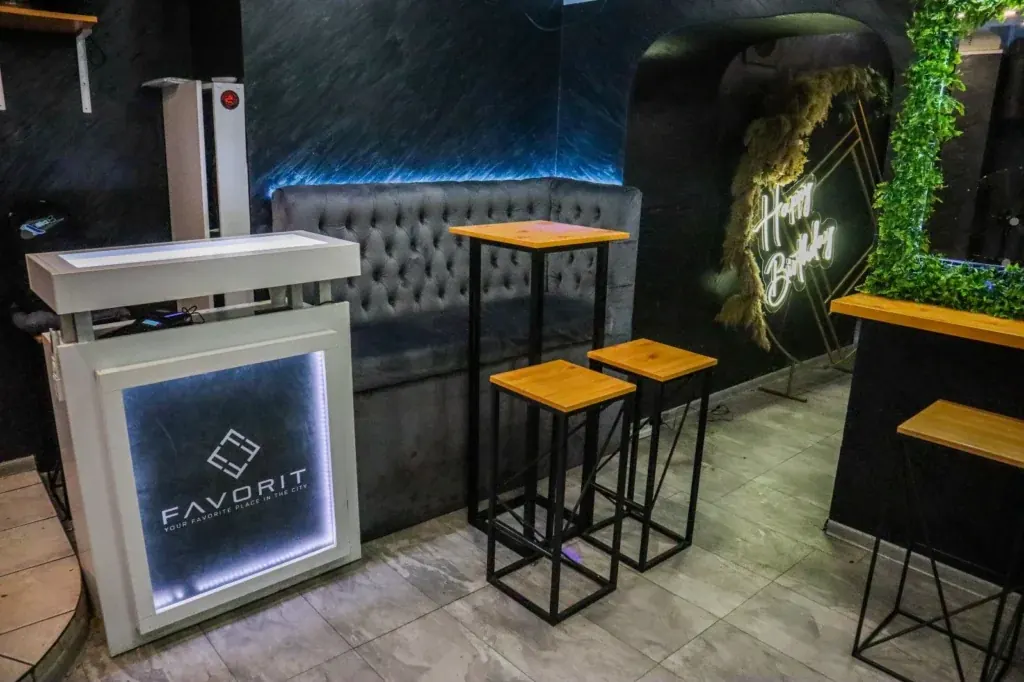 Gde slaviti 12. rođendan – Klub Favorit: DJ pult sa osvetljenim logom Favorit